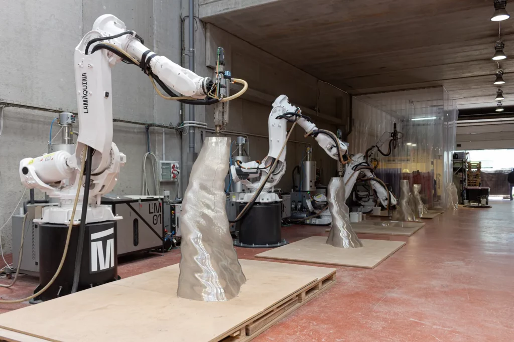 Production of the ‘Historia que nos Impulsa’ [A History That Drives Us] installation at LAMÁQUINA’s facilities, 2025. Photo © LAMÁQUINA.