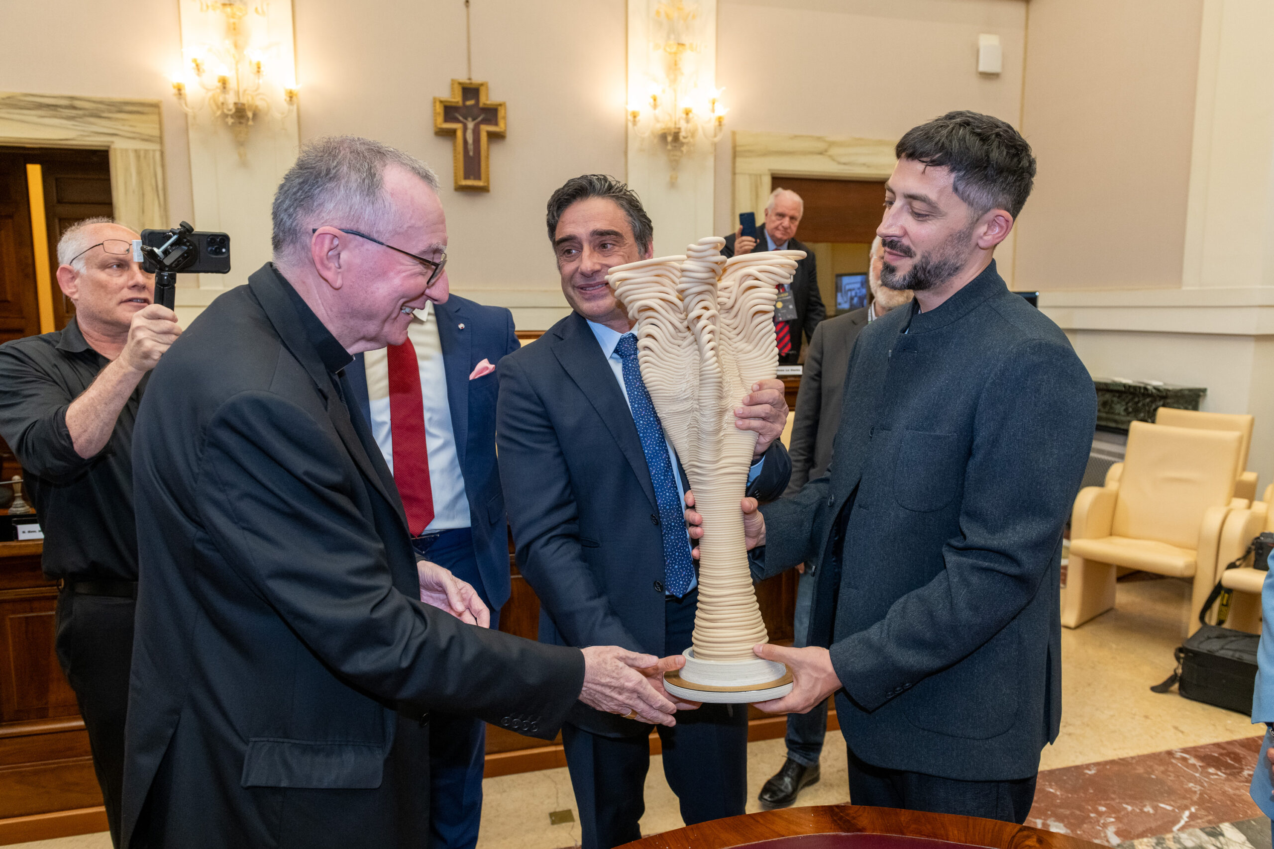 Aldo Sollazzo presenting the piece produced by LAMÁQUINA to Cardinal Pietro Parolin and Sir Prof. Gabriele Pao-Pei Andreoli at the IASC World Changers Summit 2024.