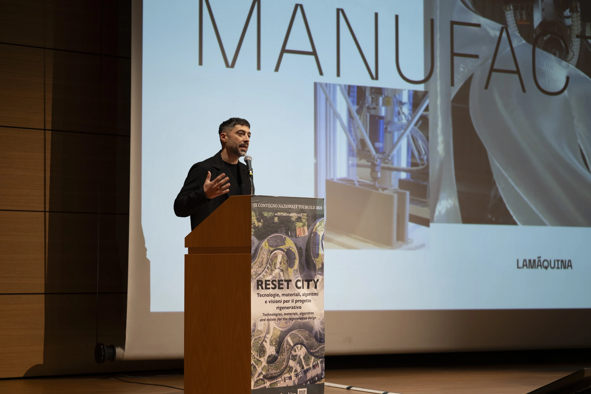 Aldo Sollazzo presenting LAMÁQUINA at the RESET CITY Conference.