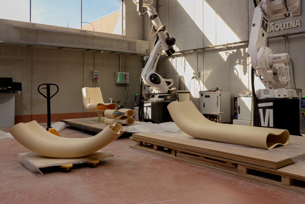 Robotic 3D printing of a Tattile furniture piece in cellulose at LAMÁQUINA's facility, Barcelona